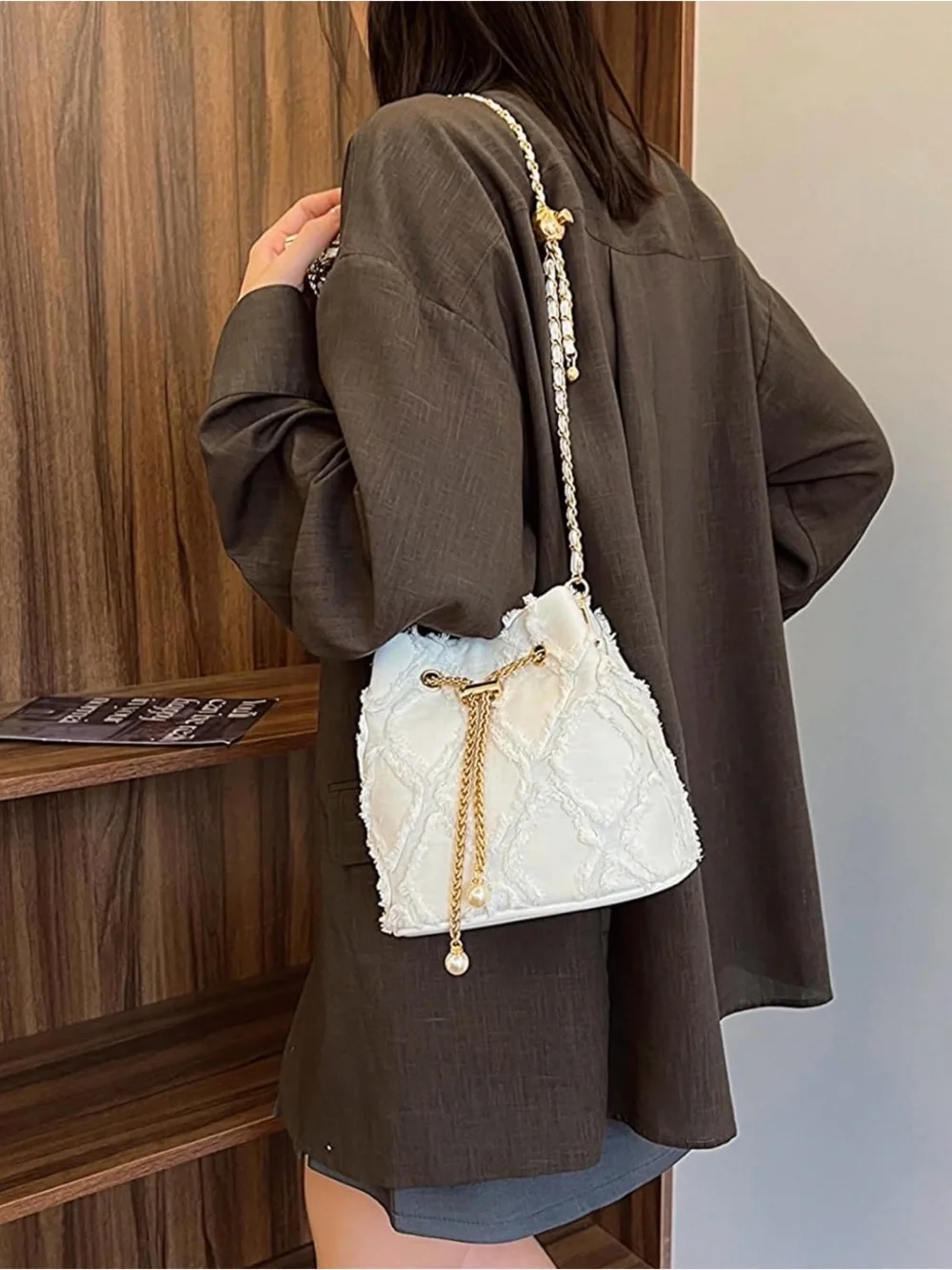 Chic White Textured Drawstring Bucket Bag - Picture 4 of 4